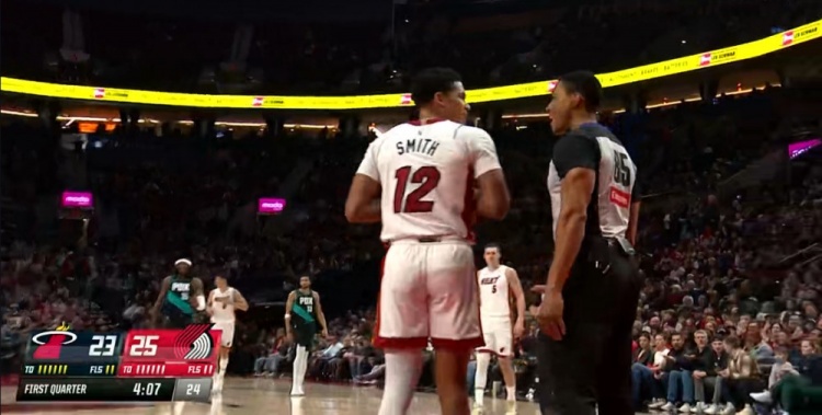 开云-菜！德鲁·史密斯发球被吹走步违例 白白送出球权