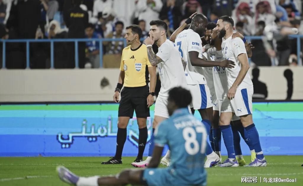 踢疯了！首秀帽子戏法！前皇马巨星抢C罗风头，夺冠热门赛季不败